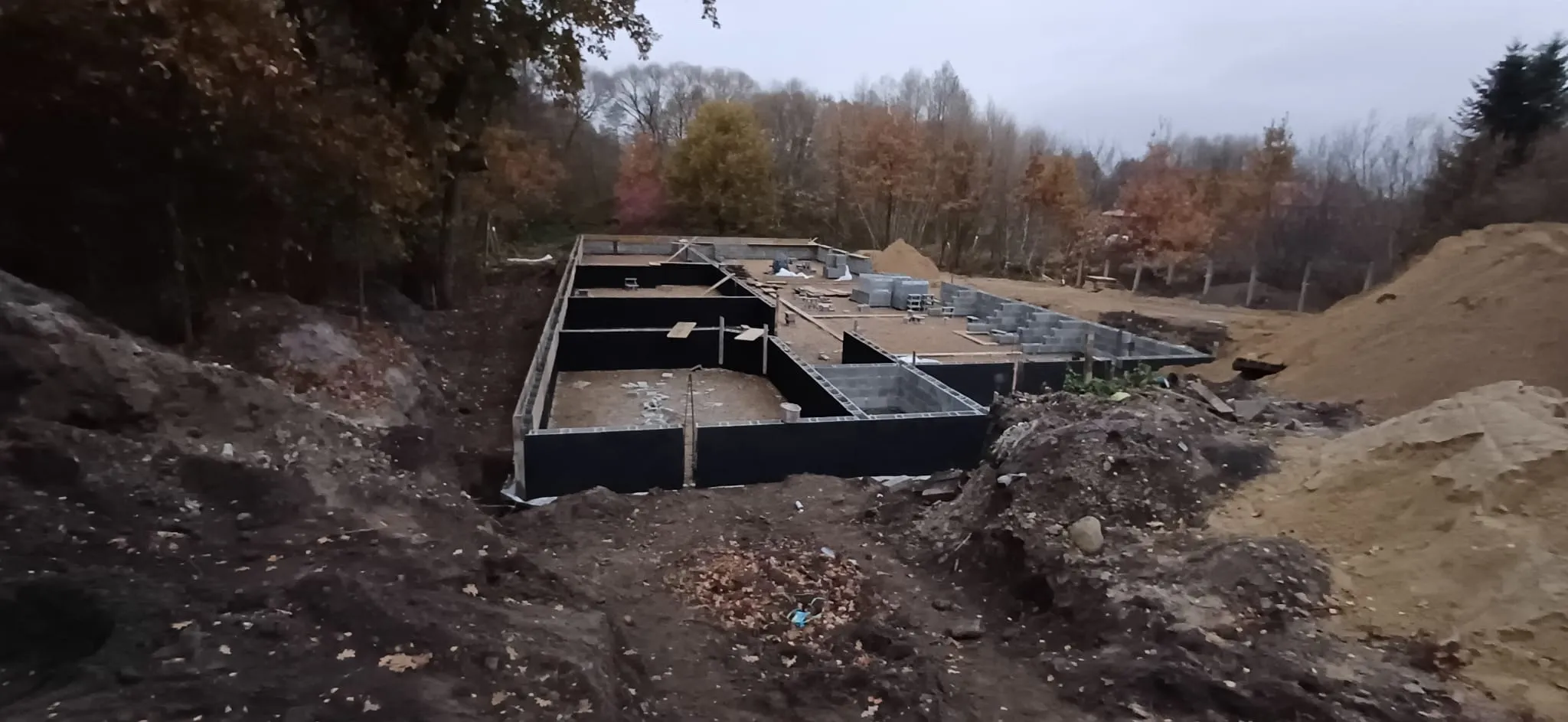 Fundamenty żelbetowe na wykopanym terenie budowy domu