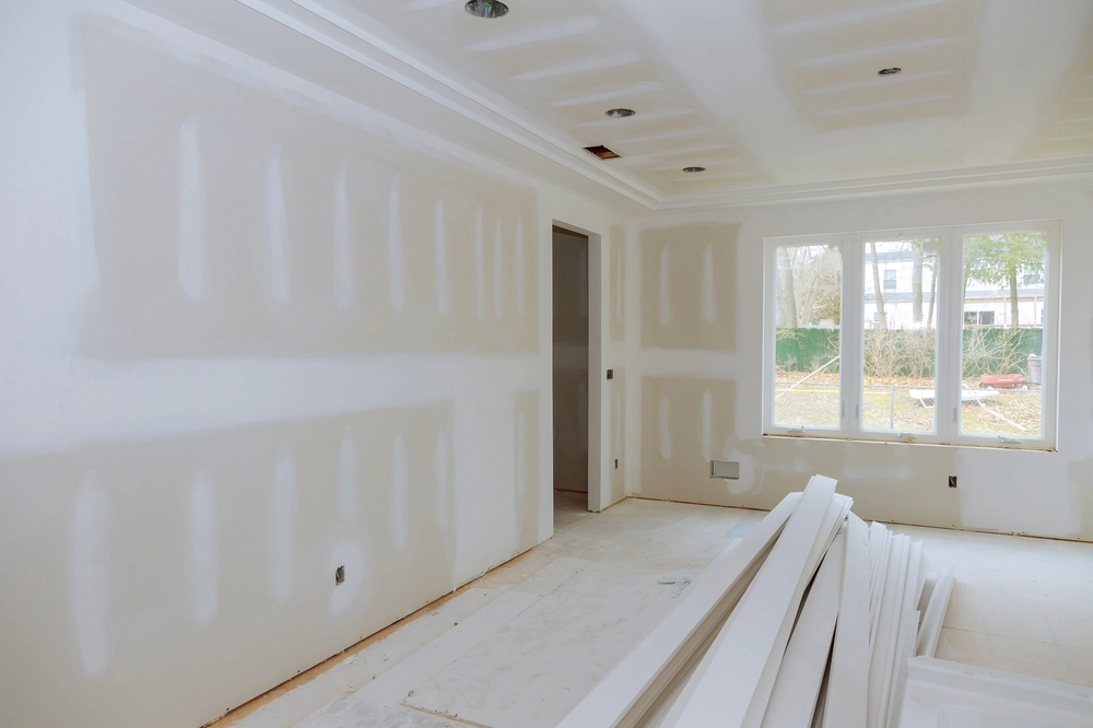 Pokój z montowanym sufitem podwieszanym z płyt gipsowo-kartonowych i przygotowanymi otworami pod oświetlenie sufitowe