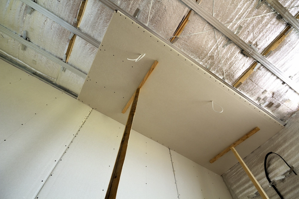 Montaż sufitu podwieszanego z płyt gipsowo-kartonowych podtrzymywanych drewnianymi rozpórkami